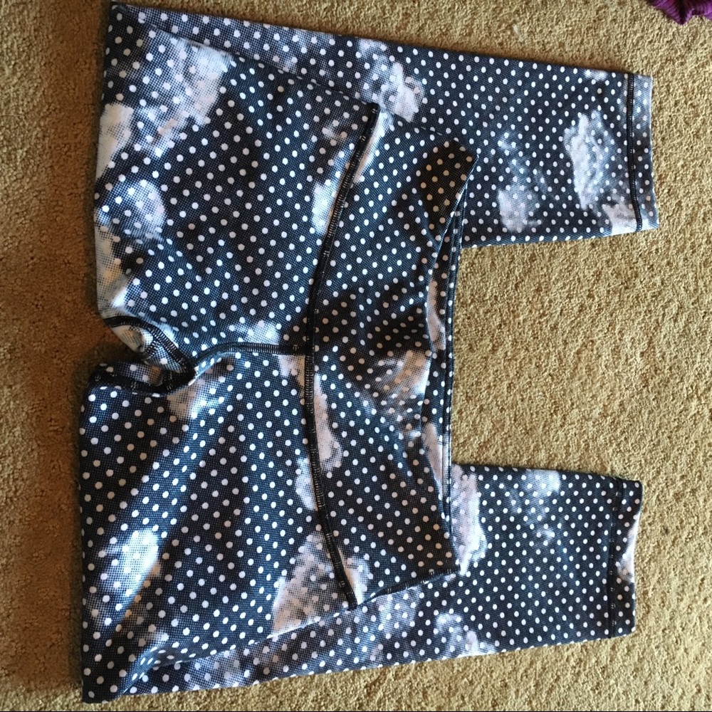 Black and white polkadot Lululemon crop leggings